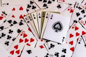 Blackjack og poker er populære kortspill hos norskevennlige casinoer