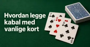 Spar sju, hjerter seks og kløver fem ligger foran en kortstokk på grønn filt ved siden av teksten «Hvordan legge kabal med vanlige kort».